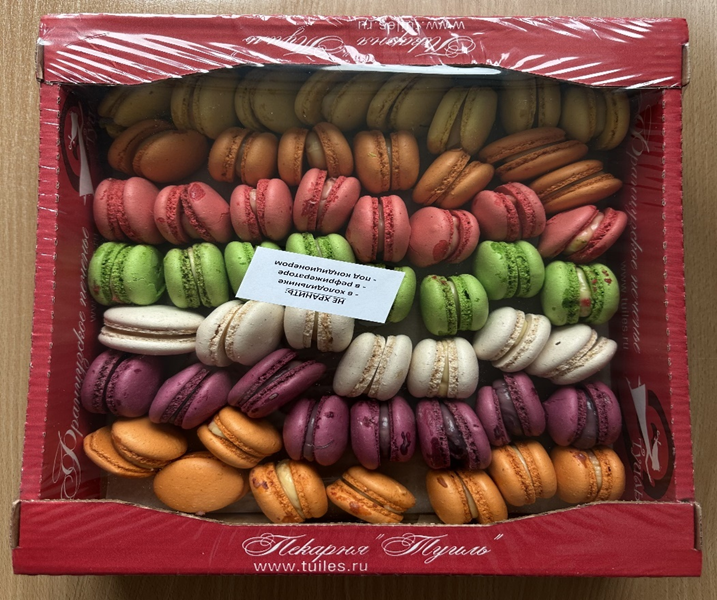 Миндальное пирожное с фруктовой начинкой